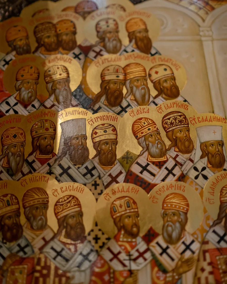 Detail ikony s postavami světců malovanými na zlatém pozadí